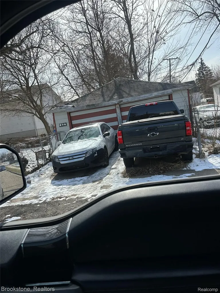 82 Earlmoor Boulevard Pontiac City MI 48341