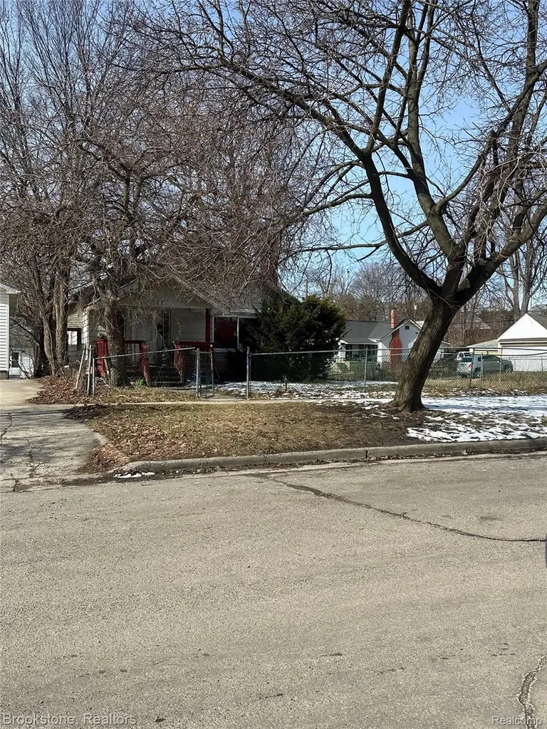 82 Earlmoor Boulevard Pontiac City MI 48341