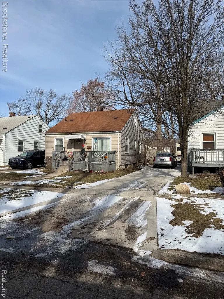 643 E Mansfield Avenue Pontiac City MI 48340