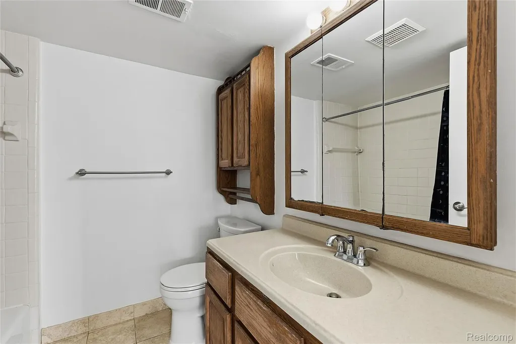 253 Pinewood Circle Plymouth City MI 48170