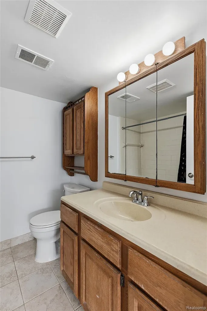 253 Pinewood Circle Plymouth City MI 48170