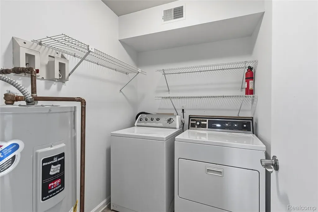 253 Pinewood Circle Plymouth City MI 48170