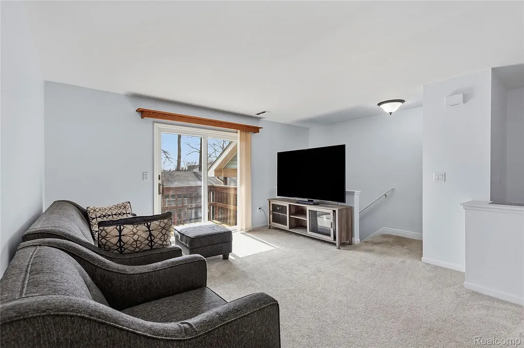 253 Pinewood Circle Plymouth City MI 48170