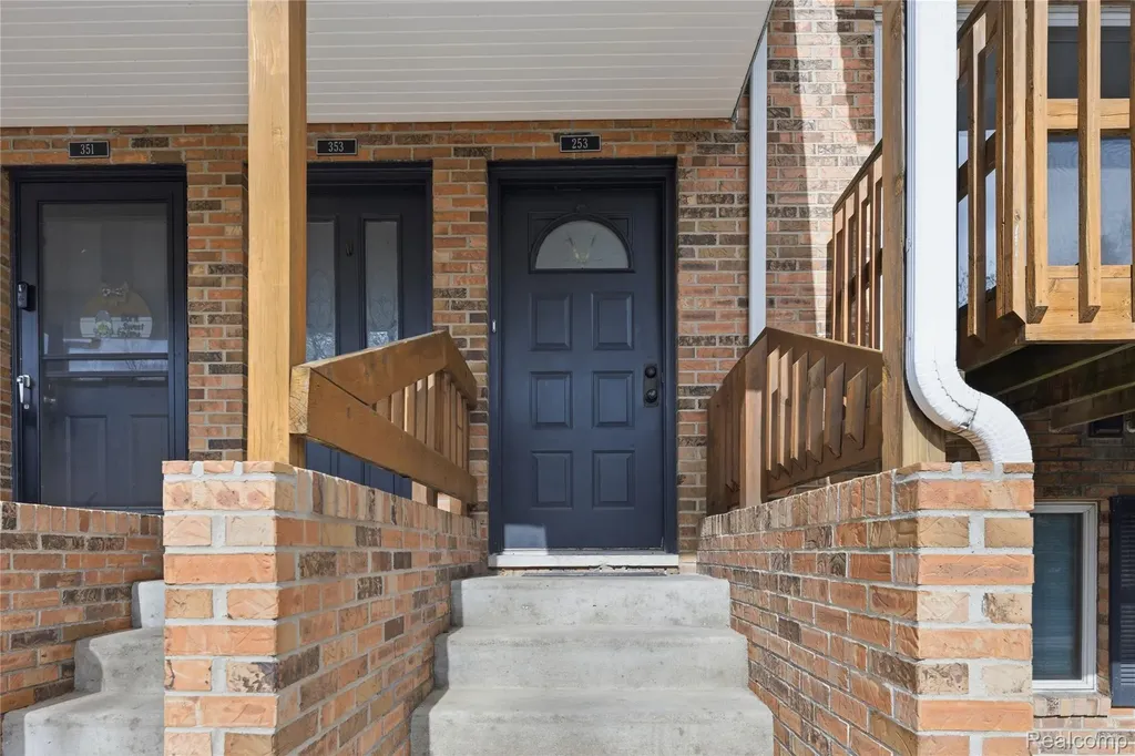 253 Pinewood Circle Plymouth City MI 48170