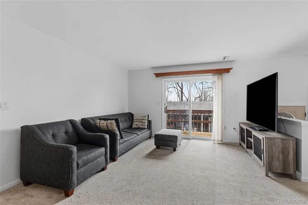 253 Pinewood Circle Plymouth City MI 48170