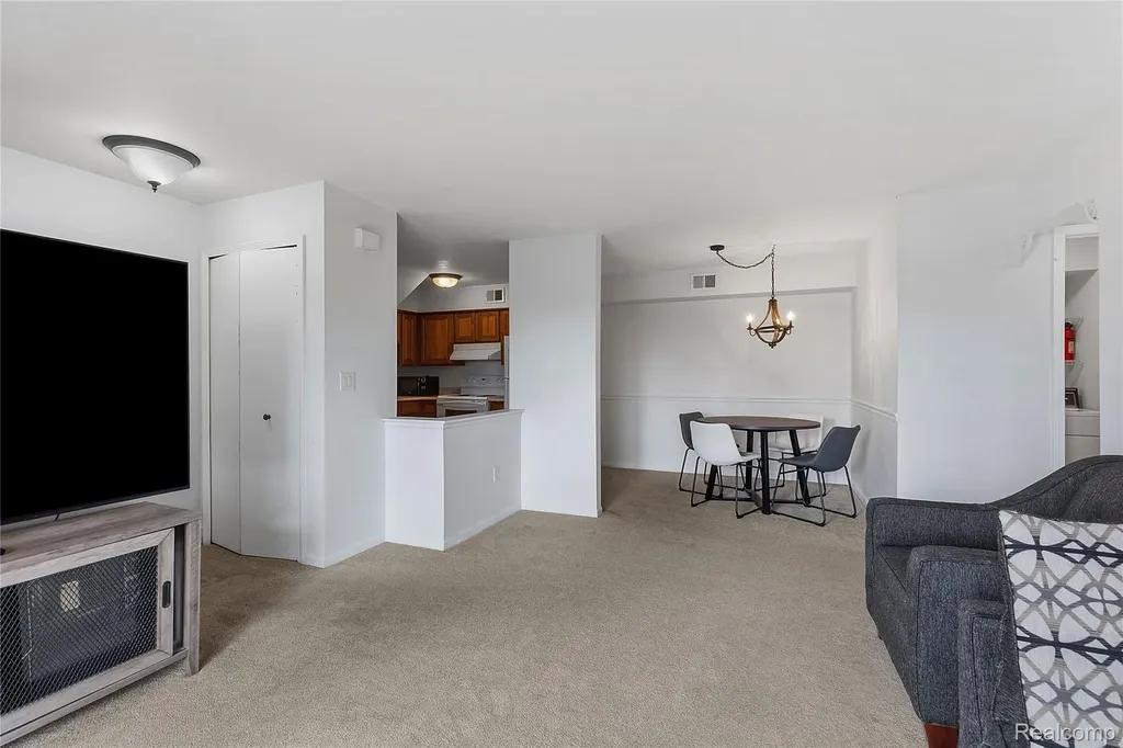 253 Pinewood Circle Plymouth City MI 48170