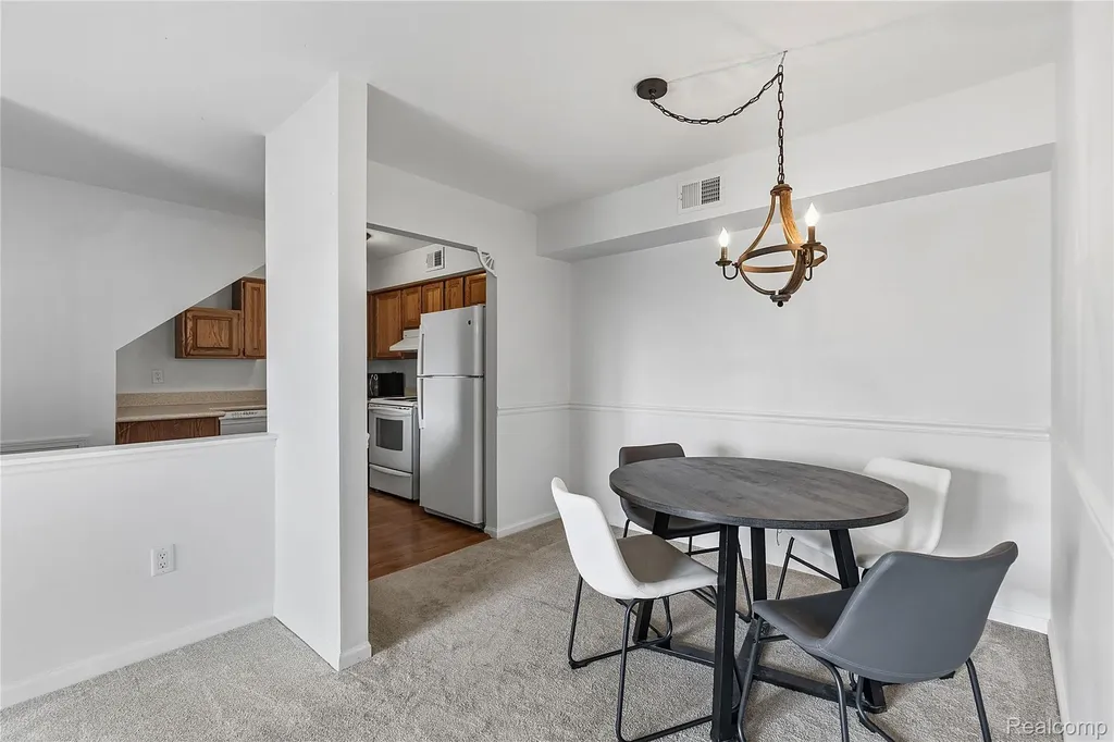 253 Pinewood Circle Plymouth City MI 48170