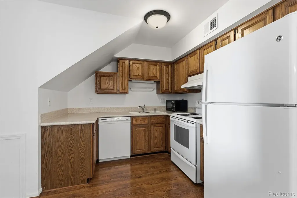 253 Pinewood Circle Plymouth City MI 48170