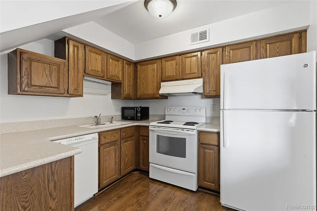 253 Pinewood Circle Plymouth City MI 48170