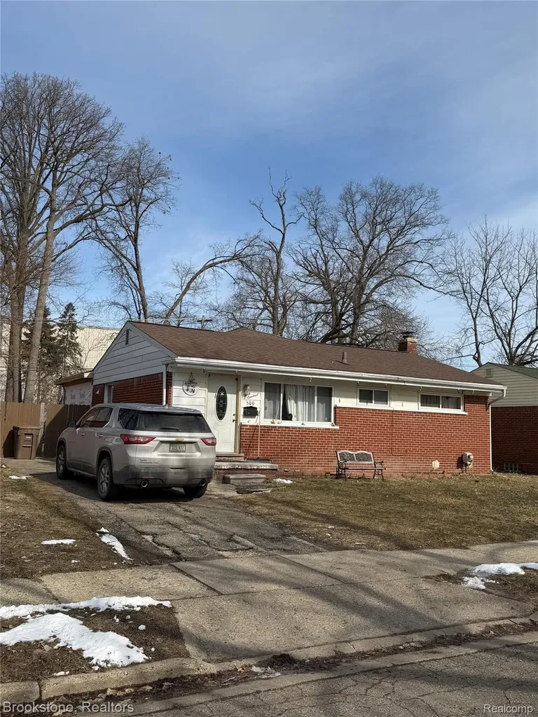 300 E Princeton Avenue Pontiac City MI 48340