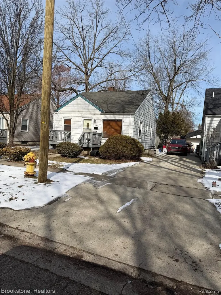 647 E Mansfield Avenue Pontiac City MI 48340