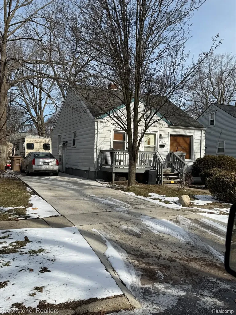 647 E Mansfield Avenue Pontiac City MI 48340