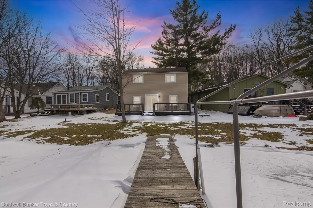 2705 Melvin Drive Hamburg Township MI 48169
