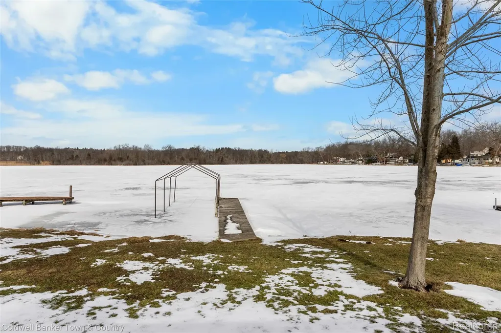 2705 Melvin Drive Hamburg Township MI 48169