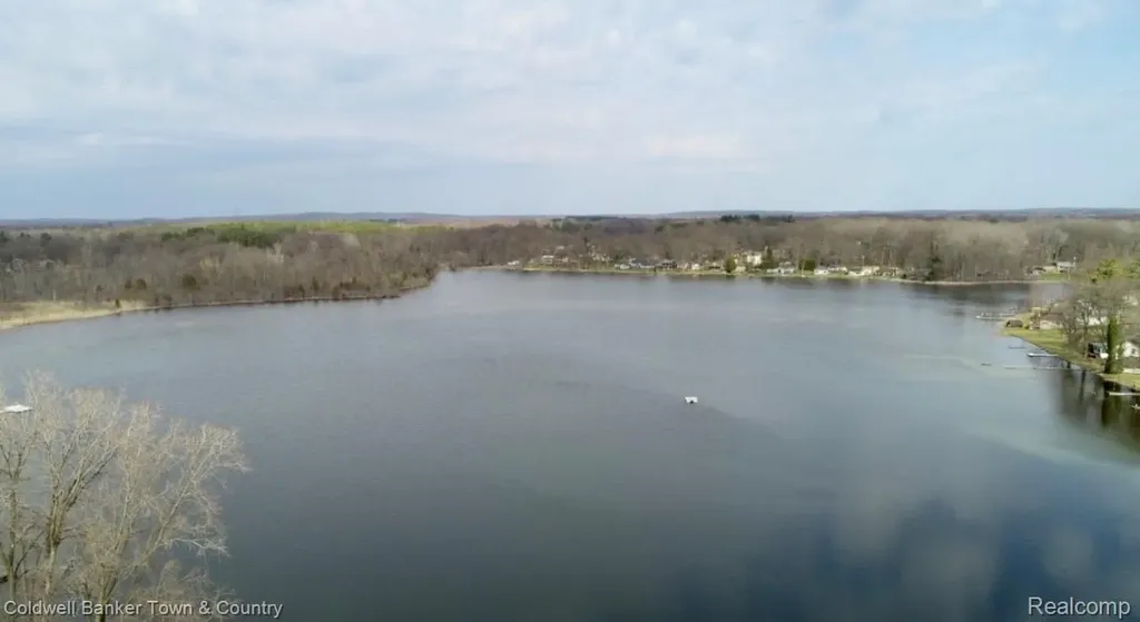 2705 Melvin Drive Hamburg Township MI 48169