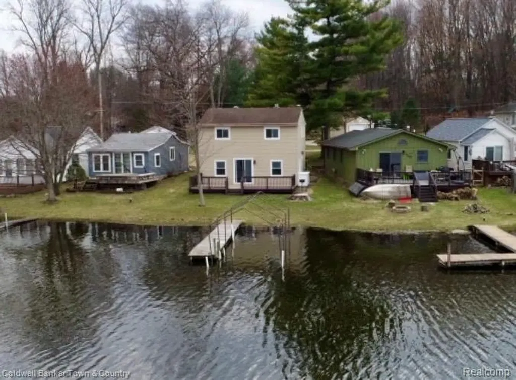 2705 Melvin Drive Hamburg Township MI 48169