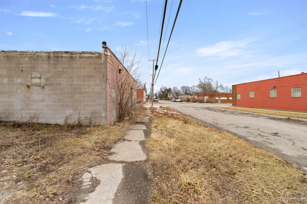 6870 E Davison Street Detroit City MI 48212