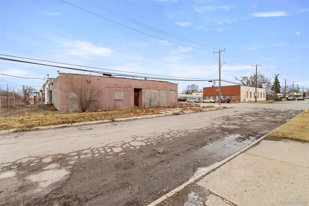 6870 E Davison Street Detroit City MI 48212