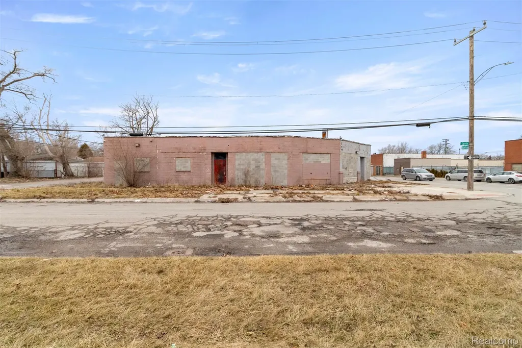 6870 E Davison Street Detroit City MI 48212