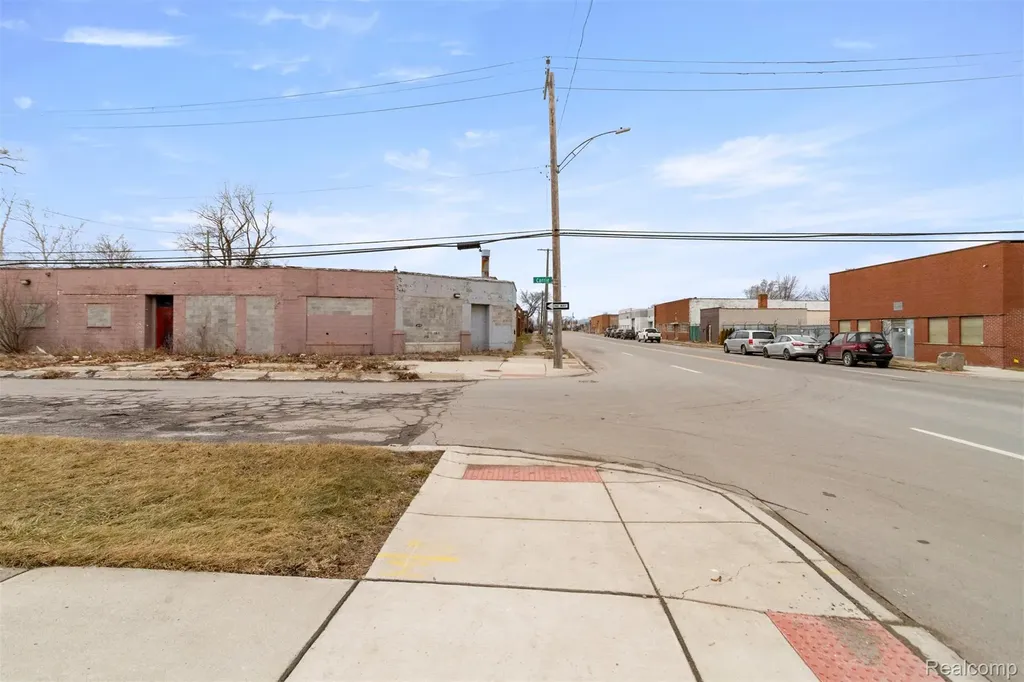 6870 E Davison Street Detroit City MI 48212