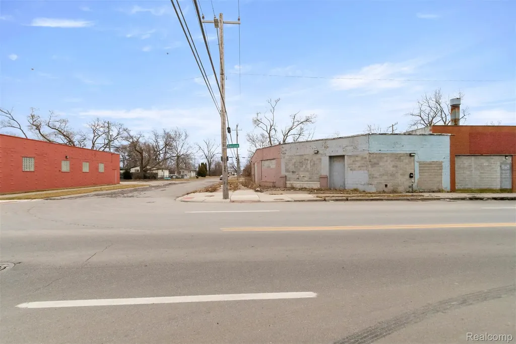 6870 E Davison Street Detroit City MI 48212