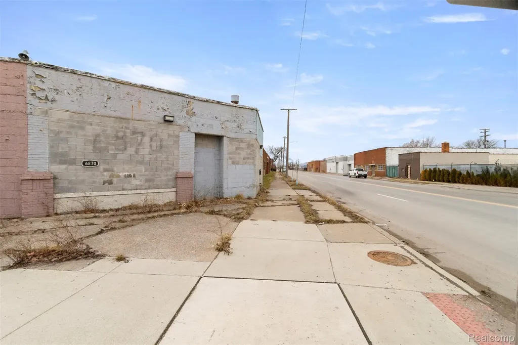 6870 E Davison Street Detroit City MI 48212