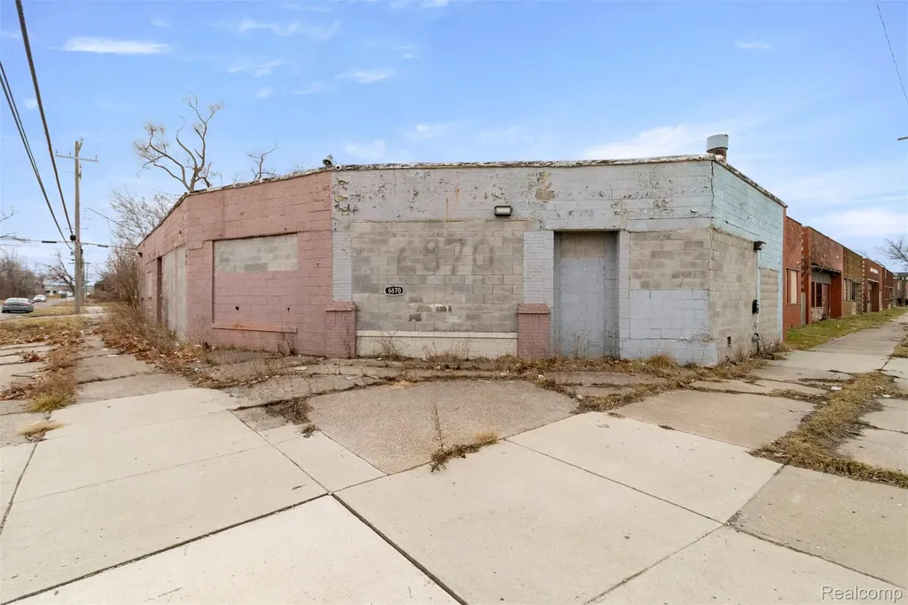 6870 E Davison Street Detroit City MI 48212