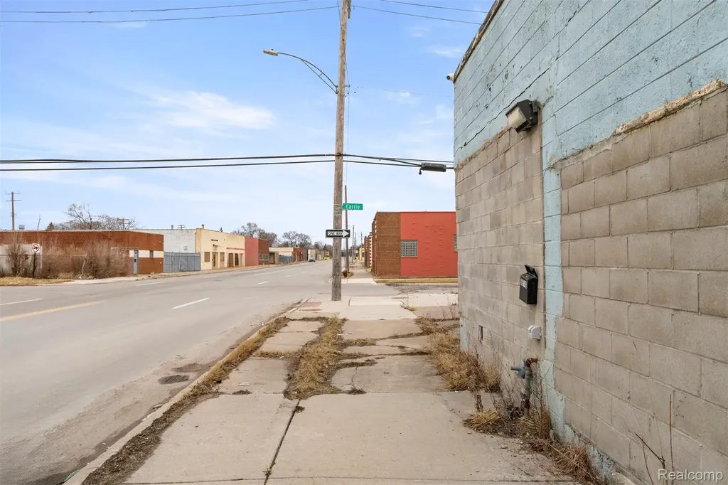 6870 E Davison Street Detroit City MI 48212