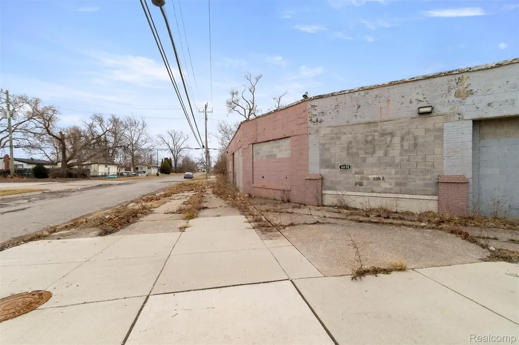 6870 E Davison Street Detroit City MI 48212