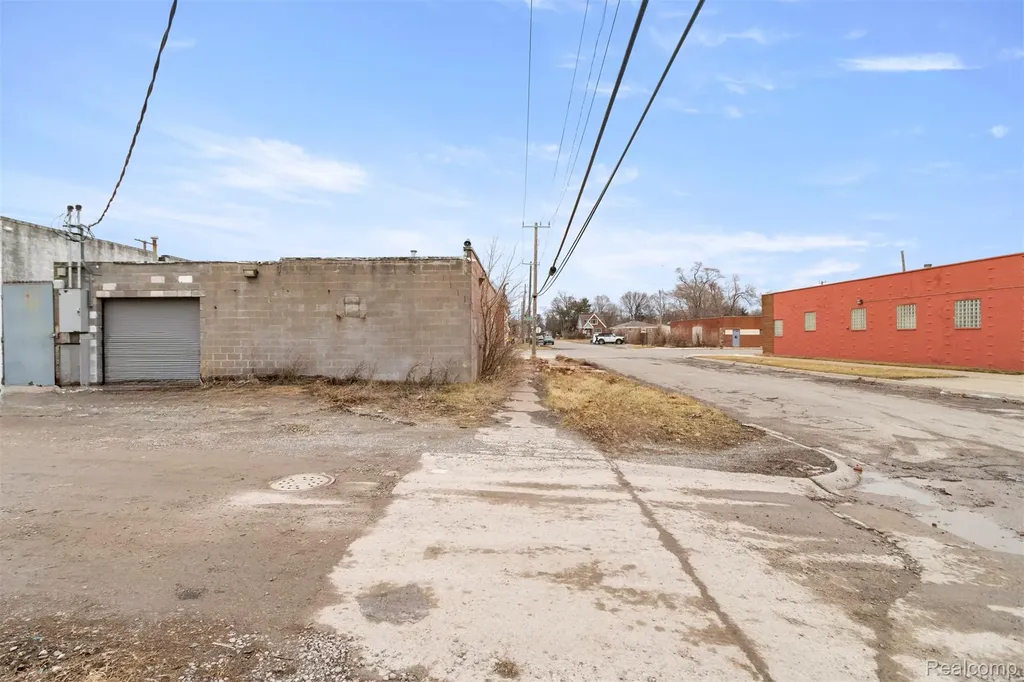 6870 E Davison Street Detroit City MI 48212
