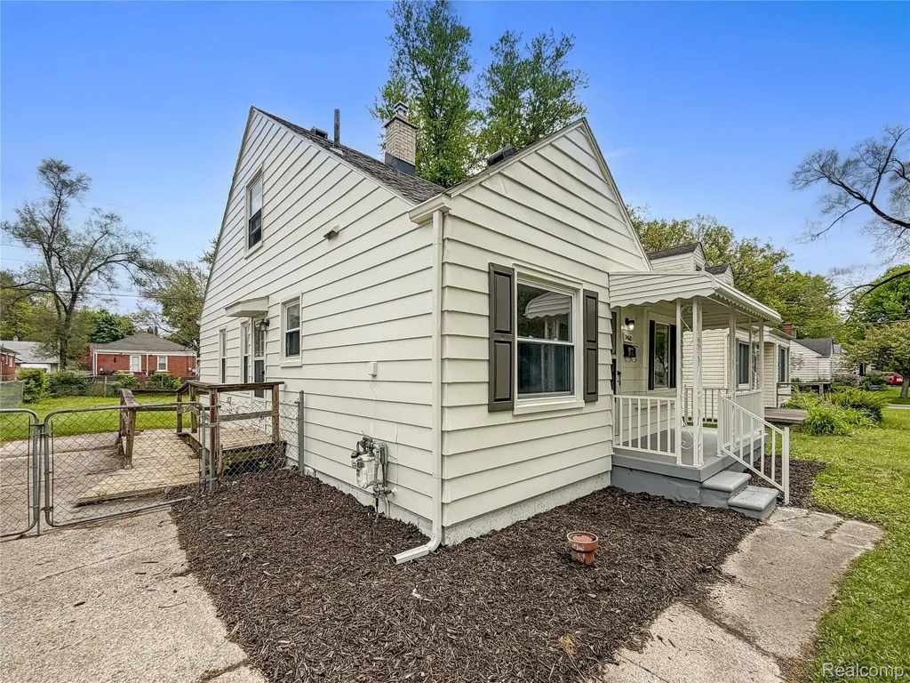 24610 Parklawn Street Oak Park City MI 48237