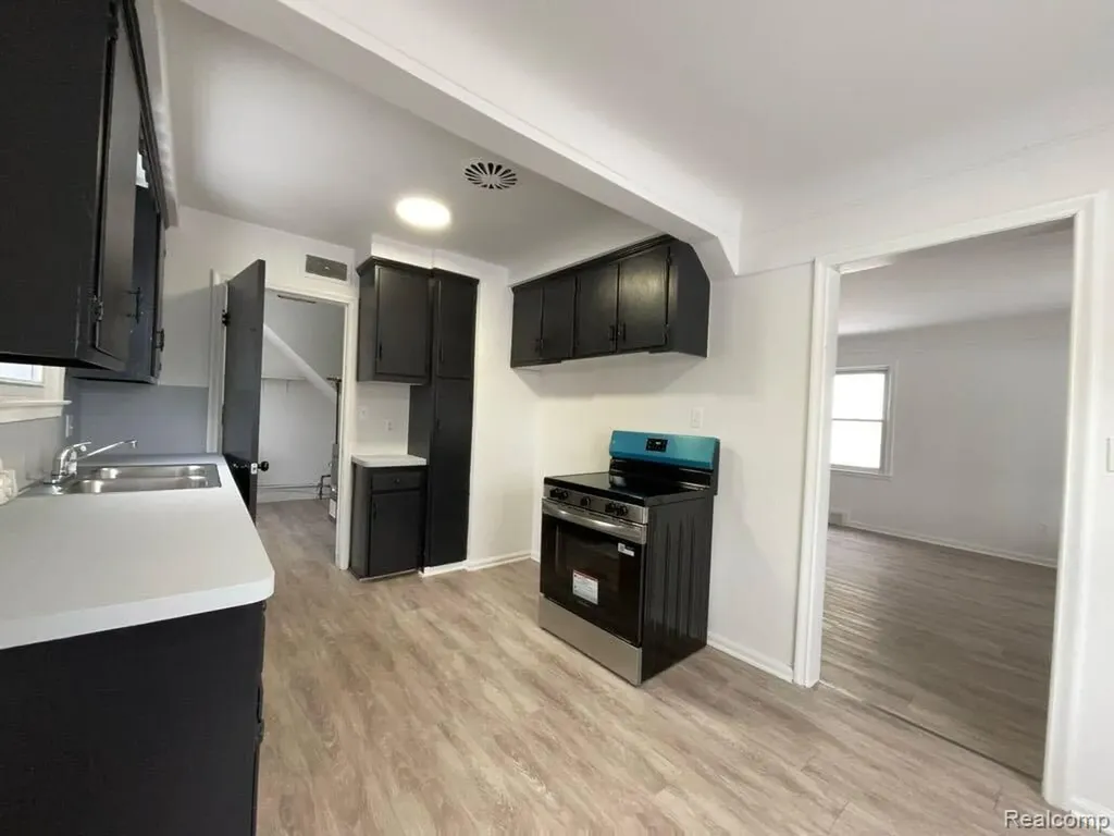 24610 Parklawn Street Oak Park City MI 48237