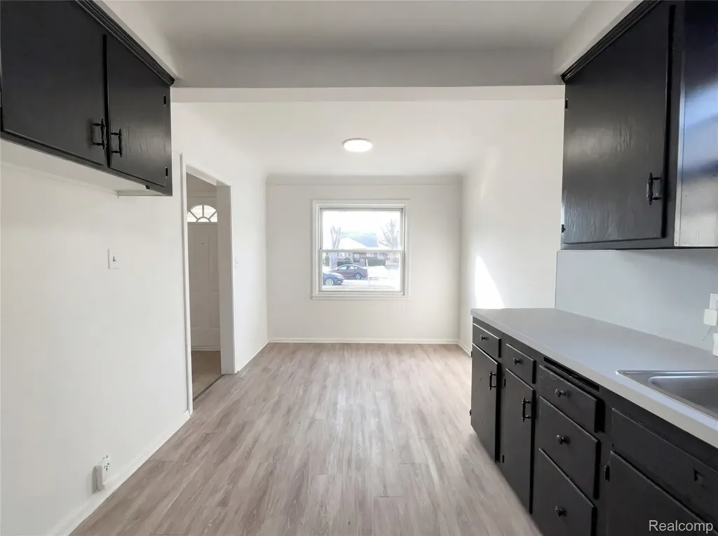 24610 Parklawn Street Oak Park City MI 48237