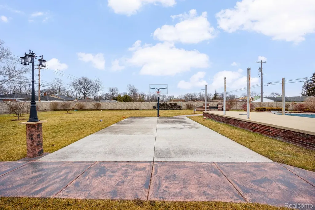 6616 Fairwood Drive Dearborn Heights City MI 48127