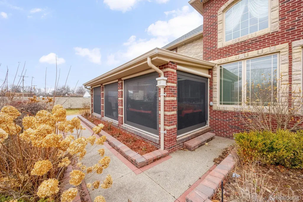 6616 Fairwood Drive Dearborn Heights City MI 48127