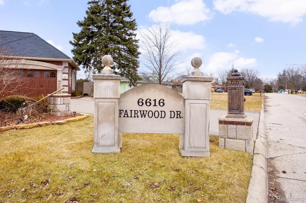 6616 Fairwood Drive Dearborn Heights City MI 48127
