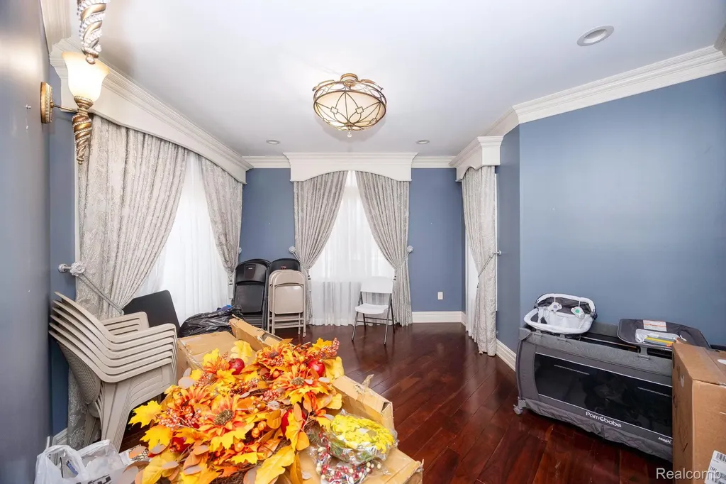 6616 Fairwood Drive Dearborn Heights City MI 48127