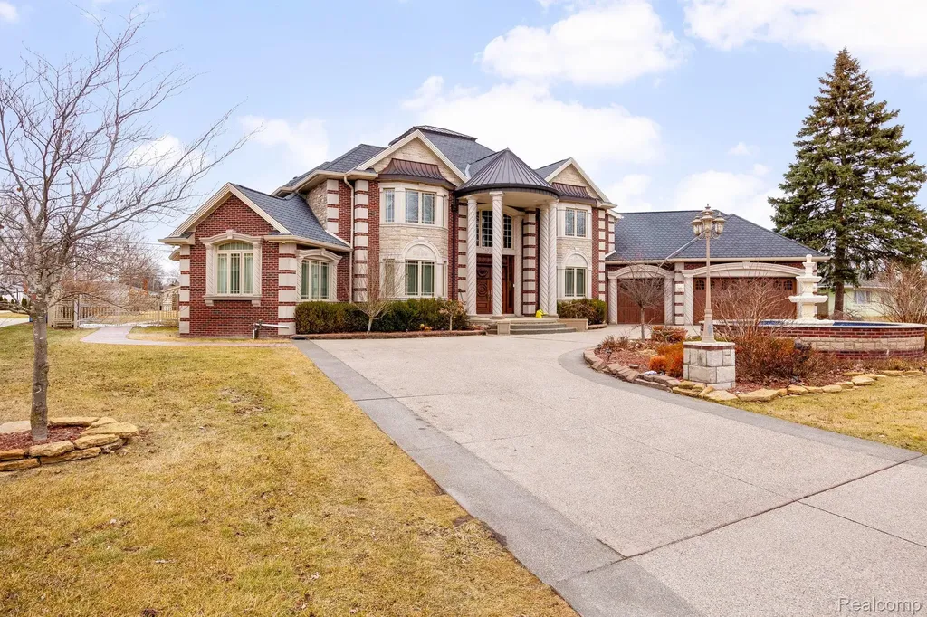 6616 Fairwood Drive Dearborn Heights City MI 48127