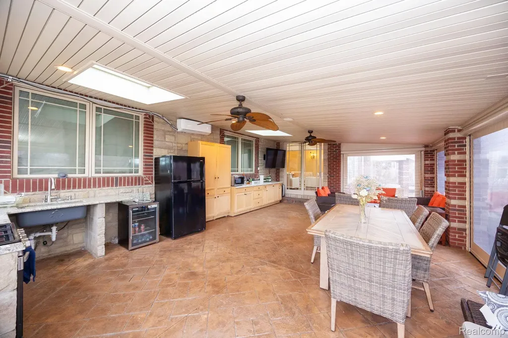 6616 Fairwood Drive Dearborn Heights City MI 48127