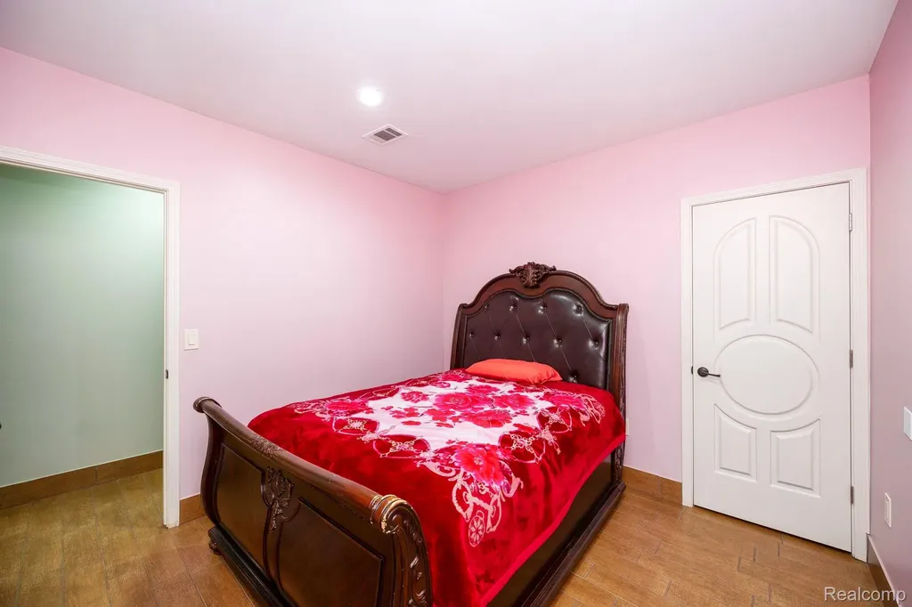 6616 Fairwood Drive Dearborn Heights City MI 48127