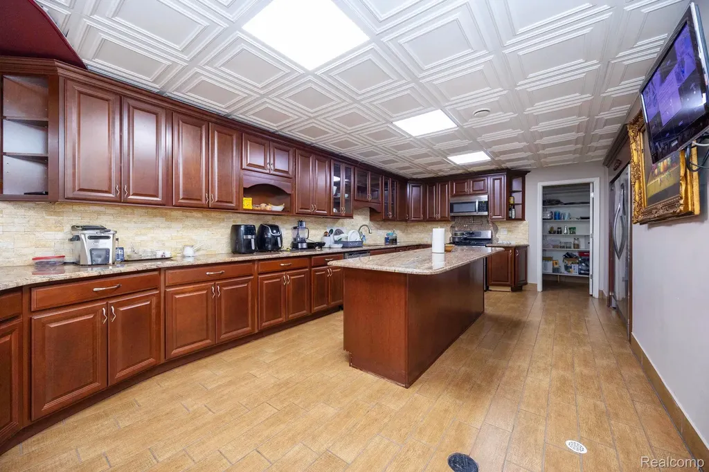 6616 Fairwood Drive Dearborn Heights City MI 48127