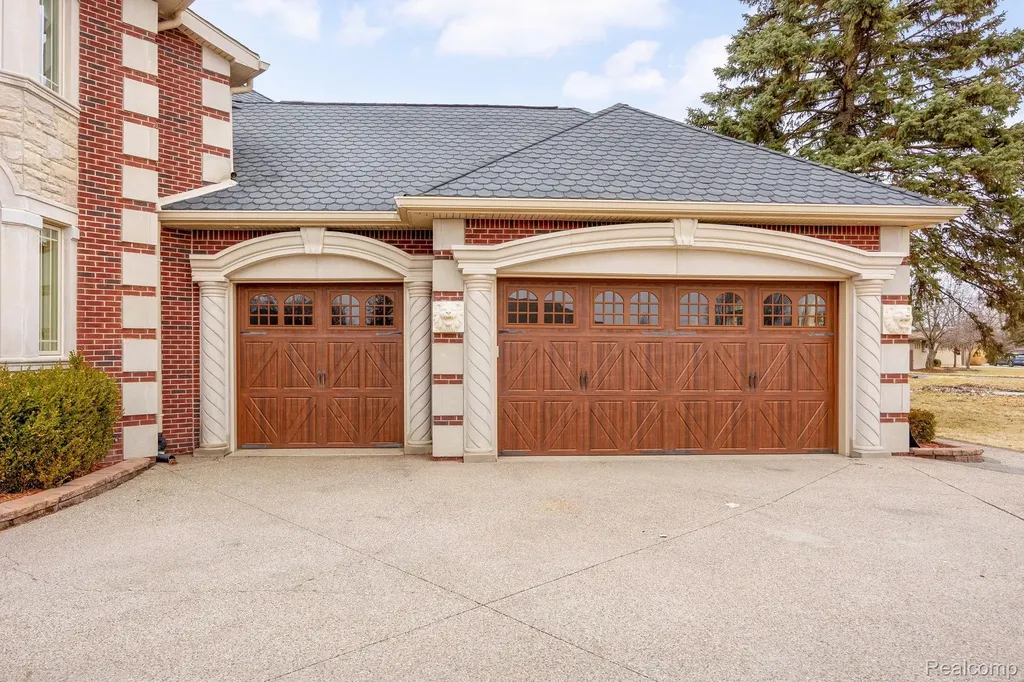6616 Fairwood Drive Dearborn Heights City MI 48127
