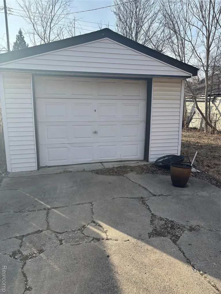 17205 Shaftsbury Avenue Detroit City MI 48219