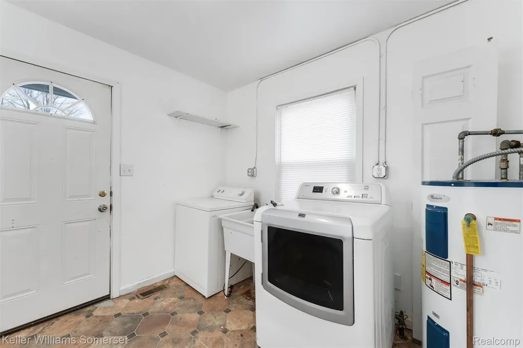 3144 Bart Avenue Warren City MI 48091