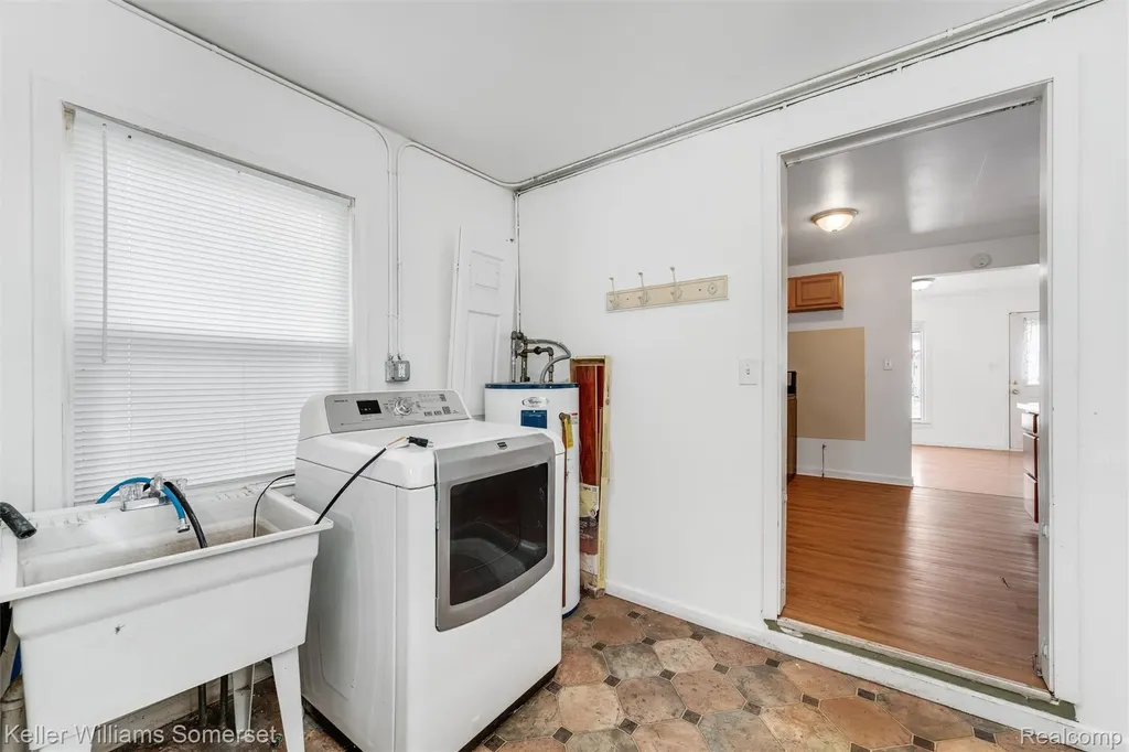 3144 Bart Avenue Warren City MI 48091