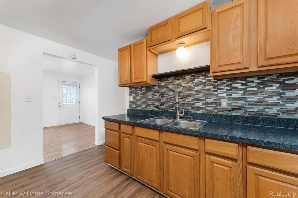 3144 Bart Avenue Warren City MI 48091