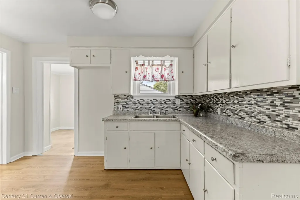 1644 Liberty Avenue Lincoln Park City MI 48146