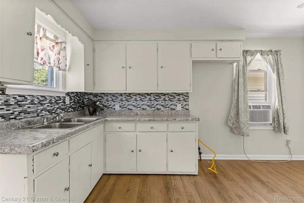 1644 Liberty Avenue Lincoln Park City MI 48146