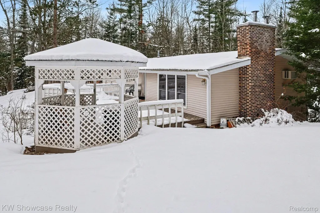 1951 Kneeland Road Comins Township MI 48621