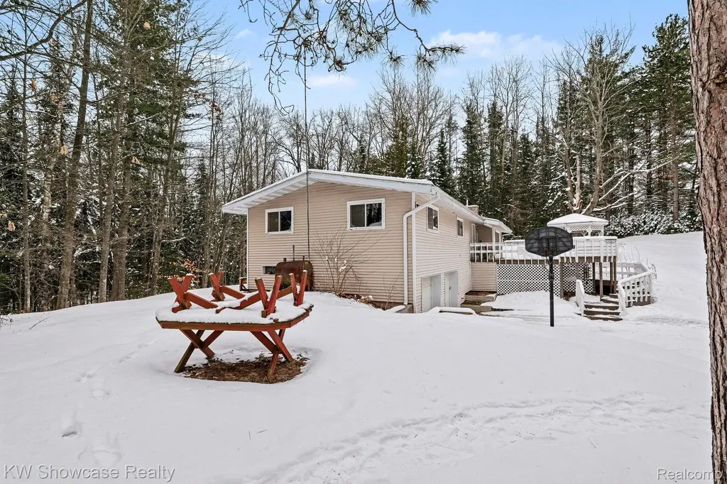 1951 Kneeland Road Comins Township MI 48621